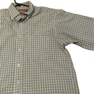 Vineyard Vines Long sleeve button down shirt. Checkered pattern. Size M.